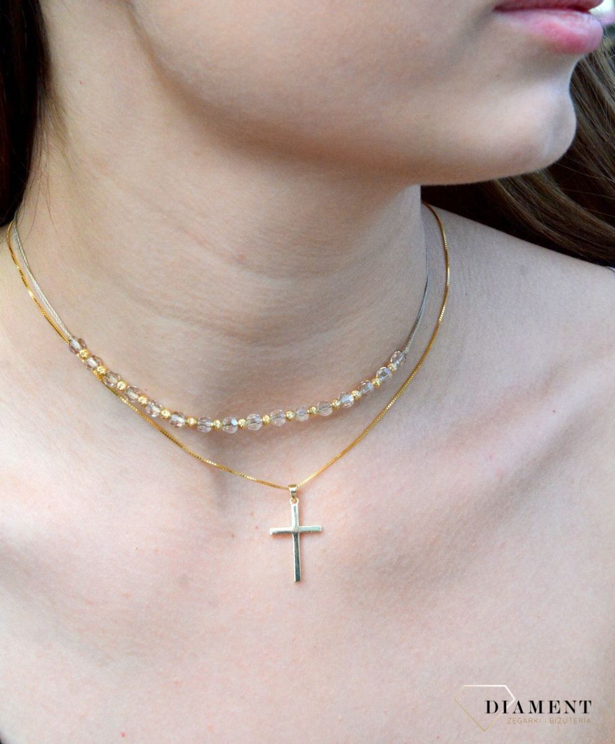 Piękna zawieszka krzyżyk wykonana z żółtego złota, wysokiej próby 333. Powierzchnia krzyża jest gładka, co daje bardzo ładny, ciekawy efekt. Krzyżyk ze złota (1).JPG